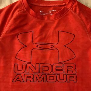 Under Armour NWOT Boys Short Sleeve Training T Shirt in Red/Black. Size Medium.